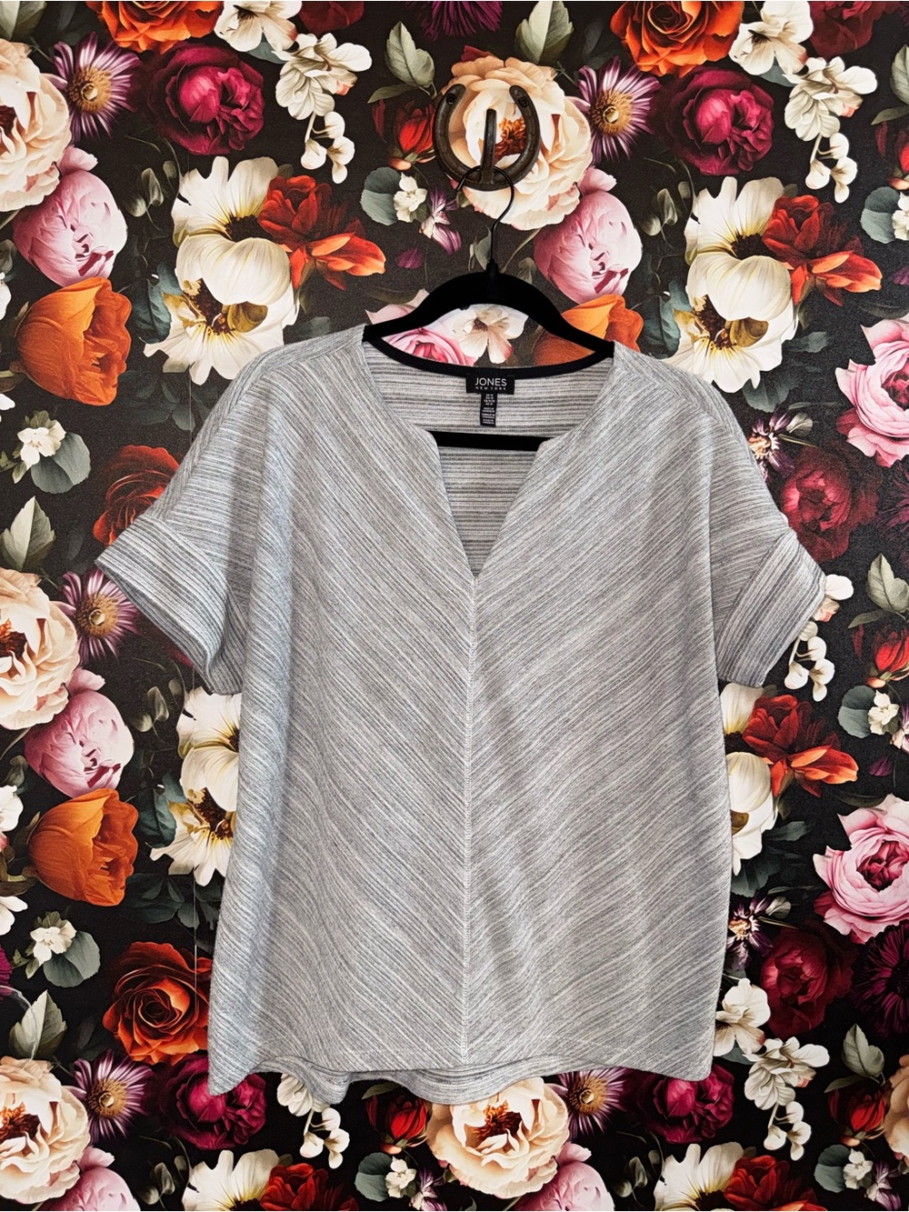 Jones New York Light Gray Short-Sleeve V-Notch Knit Top, M